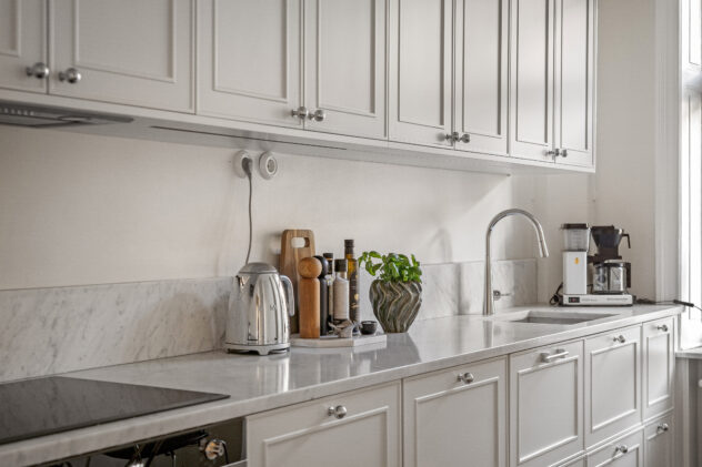 P2-kehysovet maalatusta MDF-levystä, klassinen ja ajaton muotoilu.