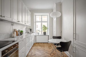 P2-kehysovet maalatusta MDF-levystä, klassinen ja ajaton muotoilu.