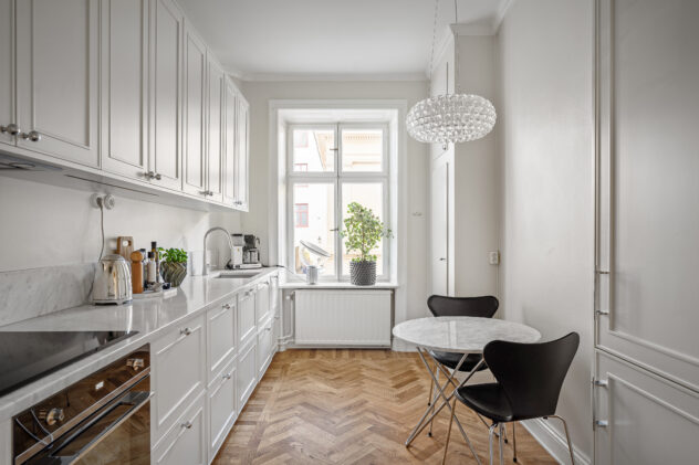 P2-kehysovet maalatusta MDF-levystä, klassinen ja ajaton muotoilu.