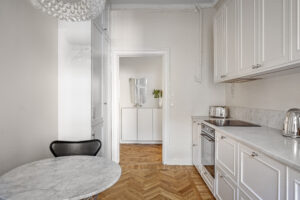 P2-kehysovet maalatusta MDF-levystä, klassinen ja ajaton muotoilu.