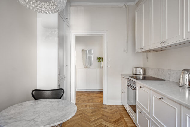 P2-kehysovet maalatusta MDF-levystä, klassinen ja ajaton muotoilu.